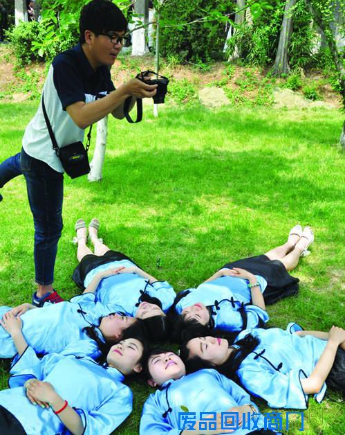 他们穿着各种服饰,在镜心湖旁、在田径运动场上、在杨树林里,用属于年轻人特有的个性,给自己的青春留下与众不同的记忆,留下这段终身难忘的清晰影像。