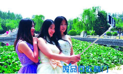 又是一年毕业季。漫步在港城各高校校园,总会看到三三两两的毕业生,以各种创意拍摄毕业照。或搞怪、或复古、或小清新……小伙伴们用自己的方式记录即将逝去的大学时光。