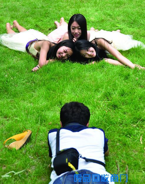 对许多毕业生而言,“舍友”是个充满回忆和温情的名词,而毕业照里,“舍友”也成了一个永不褪色的主题。