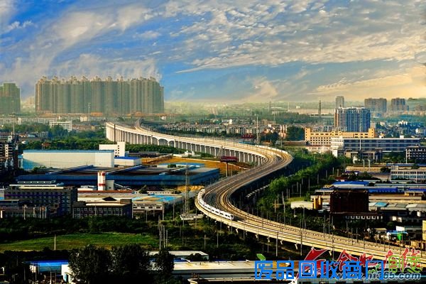 参赛者刘邦法的这幅《超越在北城》荣获一等奖