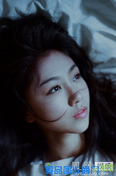 组图：颜卓灵曝唯美写真 矛盾少女一展文艺范儿