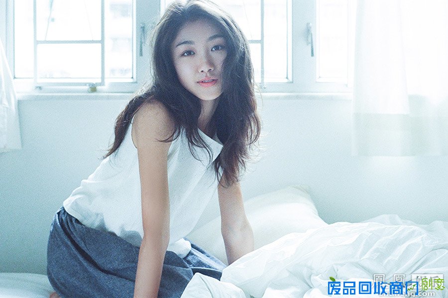 组图：颜卓灵曝唯美写真 矛盾少女一展文艺范儿