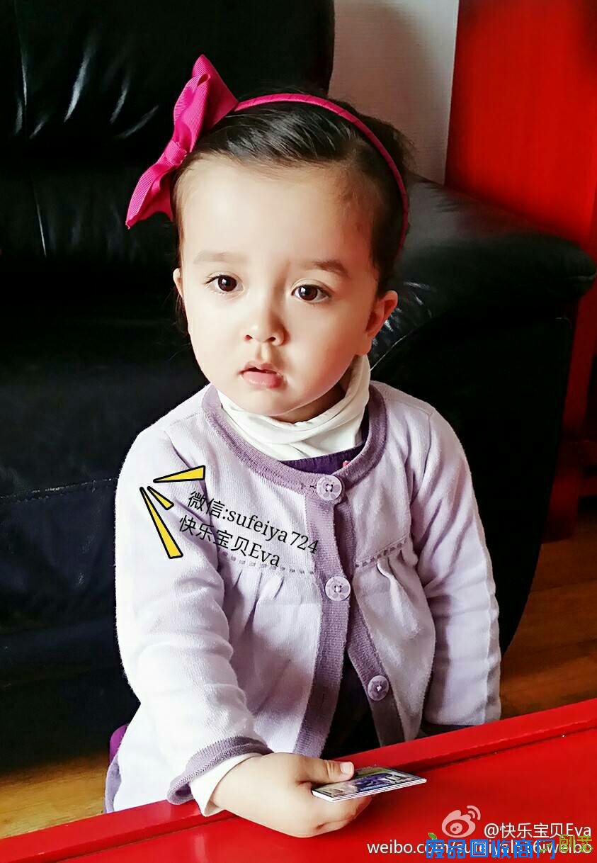 诺一与妹妹看音乐剧比耶合影 霓娜一头卷毛呆萌可爱