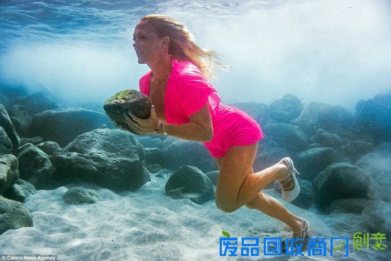 比基尼美女水下做健身操 身躯灵活“汹涌”澎湃