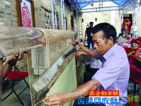 郁南县兰寨村，横经席制作技艺展演。南都记者