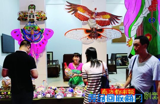 昨日上午，在罗湖区梧桐山艺术小镇活动现场，各项民间传统特色项目吸引了游人目光。南都记者