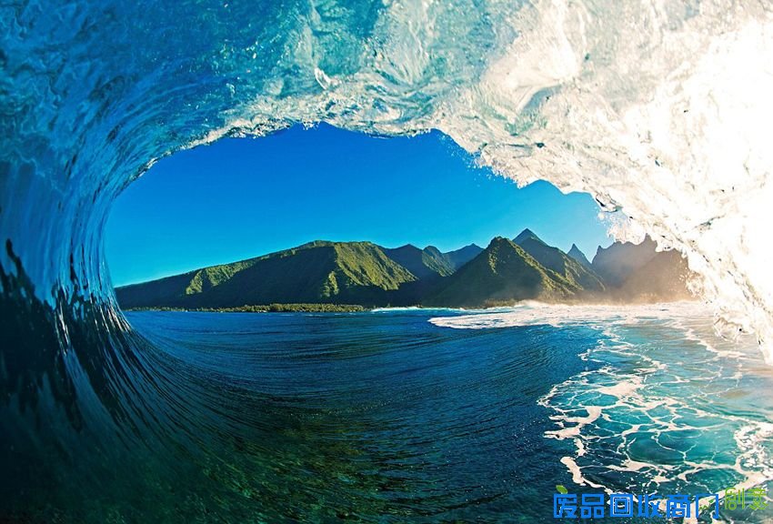 美摄影师水中冒险抢拍世界最大海浪(高清组图)