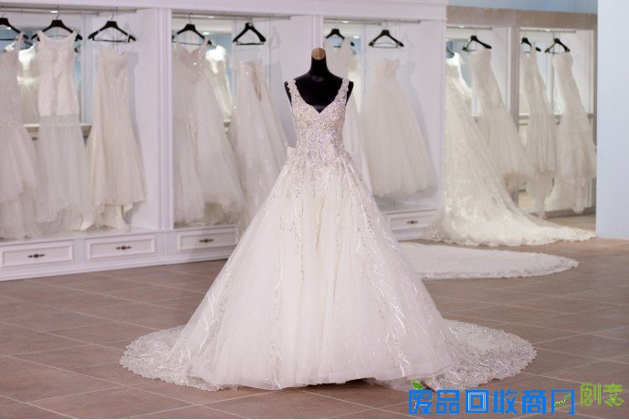 携手艾慕婚纱 淘拍拍婚纱礼服馆落户蓝调庄园