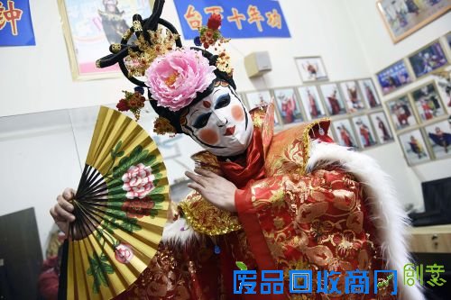 郑坚在办公室练习