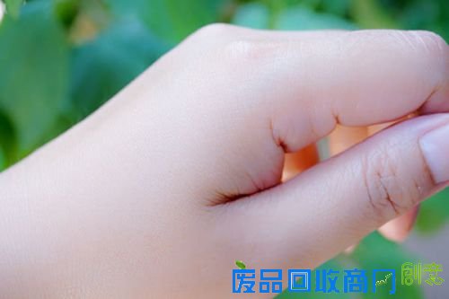 科颜氏精准紧颜提升精华乳液，重拾青春，让嘴角上扬~