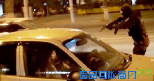 男子持枪劫车求婚 男子创意求婚女子则当场落泪