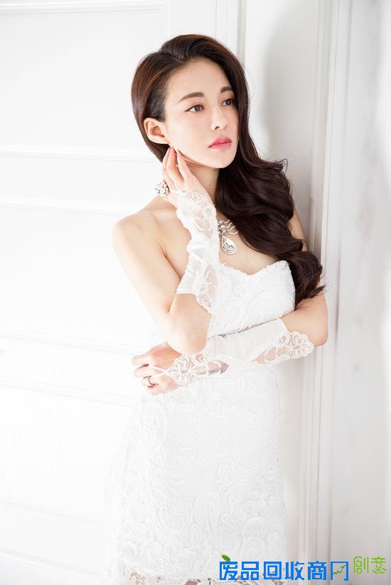 新浪娱乐讯 日前,樊蕊曝光了一组“唯美白系”写真,照片中的她散发着迷离诱人的魅力,眼神或幽远深邃,或充满笑意,简约的白色礼裙尽显娴静优雅气质,十足小女人范儿。