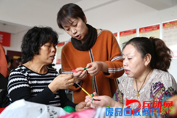 手工编织培训为女职工创业铺路