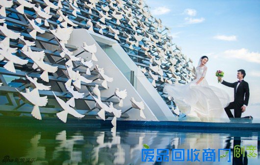 陶昕然何建泽婚纱照唯美 蓝天碧海显柔情