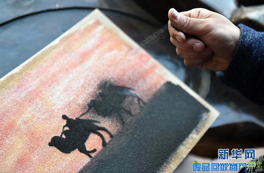 在宁夏银川西夏沙画工作室,刘飞在展示新的流沙工艺沙画(1月4日摄)。