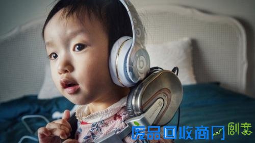 图：黄觉女儿小枣萌照 活泼可爱灵气十足