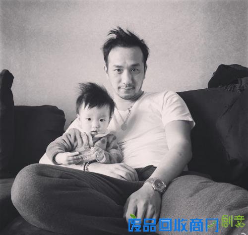 图：黄觉女儿小枣萌照 活泼可爱灵气十足