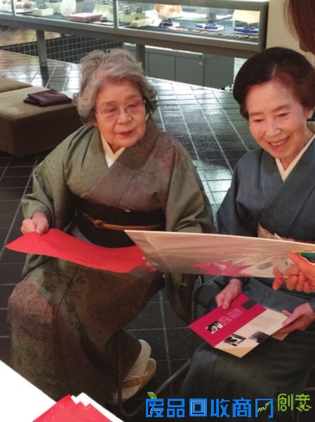 金泽市民观赏桃花坞木版年画作品。 (施惠宣供图) 金泽市民观赏桃花坞木版年画作品。 (施惠宣供图)