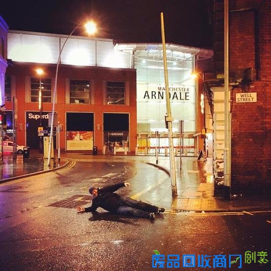 能将街头醉汉拍成世界名画 摄影师请收下我的膝盖