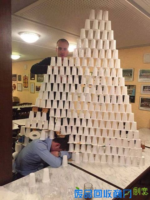 奇葩创意：男子垒纸杯金字塔整蛊昏睡好友