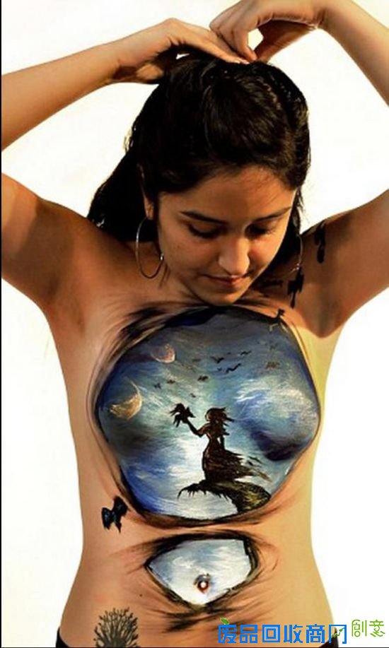 或者女孩站在树枝上望向深沉的夜空。这些画作颇有印象派风格，也有点文艺小清新，和之前的重口画作截然不同。