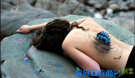 还有蓝色怪兽寄生在女孩背部，女孩看起来已经失去知觉了。