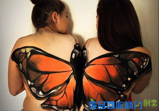 Jeampiere也曾经尝试过双人彩绘。他将蝴蝶的翅膀分别画在两个女孩背上，当两个姑娘站在一起时，会有一种振翅飞翔的感觉。