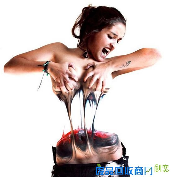 人体彩绘一直是艺术家们进行稀奇古怪的创作的一种方法。据每日邮报19日报道，智利一位艺术家运用光影效果在人体上创造了一种“撕裂”的视觉效果，看起来相当逼真。