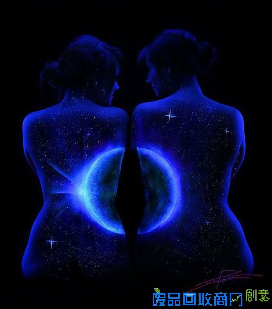 据悉，约翰是一名专业肖像摄影师，专注于婚礼和肖像摄影长达20年之久。他曾经在杂志访谈中坦言创作人体彩绘的灵感来源于某天清晨，自己躺在旅馆的小床上，全身笼罩在昏暗的光里那一瞬间的灵光乍现。自那时起，他便产生了以女性身体为画布，同时把身体融入光影与自然题材之中的想法。