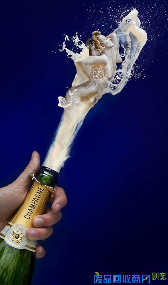 一位模特从打开的香槟酒中飞出（网页截图）