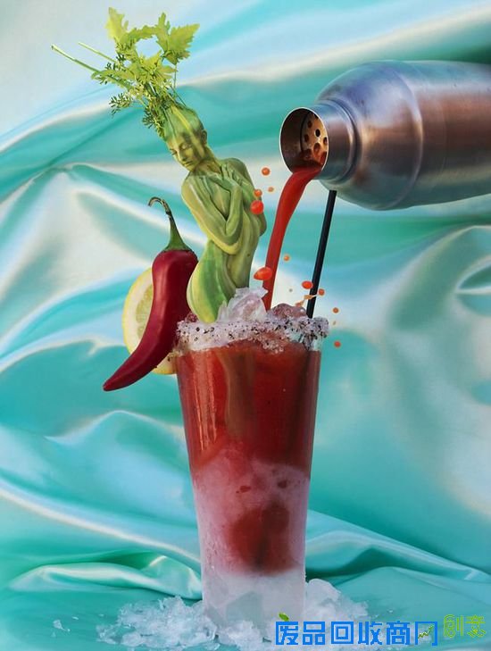 一位裸体模特变身血腥玛丽鸡尾酒中的芹菜。（网页截图）