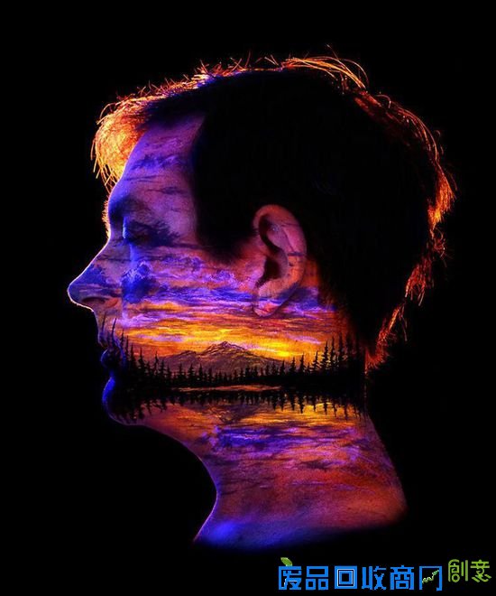 据悉，约翰是一名专业肖像摄影师，专注于婚礼和肖像摄影长达20年之久。他曾经在杂志访谈中坦言创作人体彩绘的灵感来源于某天清晨，自己躺在旅馆的小床上，全身笼罩在昏暗的光里那一瞬间的灵光乍现。自那时起，他便产生了以女性身体为画布，同时把身体融入光影与自然题材之中的想法。