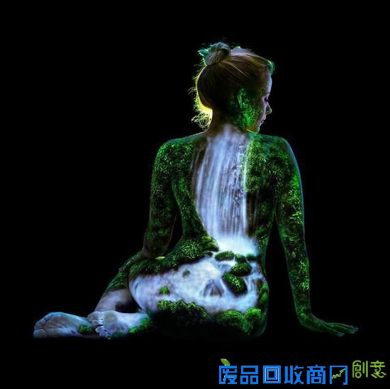 据悉，约翰是一名专业肖像摄影师，专注于婚礼和肖像摄影长达20年之久。他曾经在杂志访谈中坦言创作人体彩绘的灵感来源于某天清晨，自己躺在旅馆的小床上，全身笼罩在昏暗的光里那一瞬间的灵光乍现。自那时起，他便产生了以女性身体为画布，同时把身体融入光影与自然题材之中的想法。