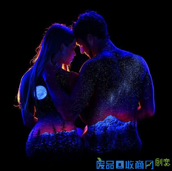 据悉，约翰是一名专业肖像摄影师，专注于婚礼和肖像摄影长达20年之久。他曾经在杂志访谈中坦言创作人体彩绘的灵感来源于某天清晨，自己躺在旅馆的小床上，全身笼罩在昏暗的光里那一瞬间的灵光乍现。自那时起，他便产生了以女性身体为画布，同时把身体融入光影与自然题材之中的想法。