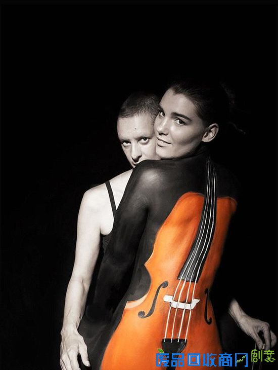 安科这次创作的灵感源于曾经看到的一张黑白照片。(网页截图)