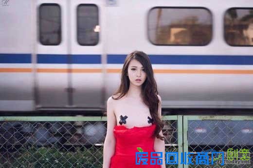 模特半裸婚纱照美到窒息,但真相让人大跌眼镜