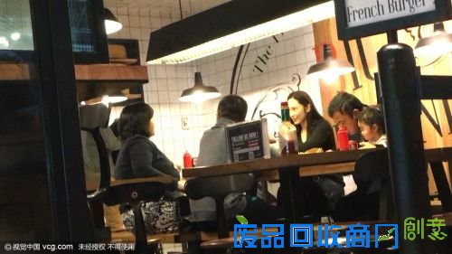 组图：吴佩慈与男友商场会友 女儿随行乖巧可爱