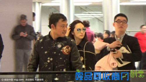 组图：吴佩慈与男友商场会友 女儿随行乖巧可爱