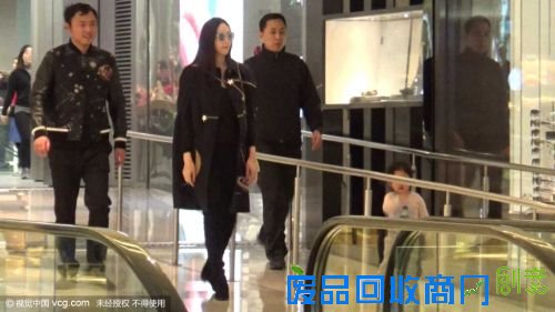 组图：吴佩慈与男友商场会友 女儿随行乖巧可爱