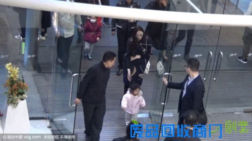 组图：吴佩慈与男友商场会友 女儿随行乖巧可爱