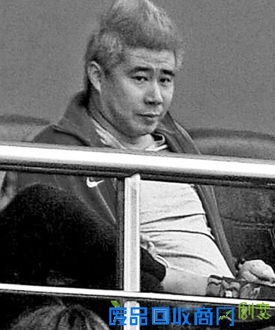 近日,董方卓现身长沙业余足球联赛的赛场,正值当打之年的他亲口证实已经因伤退役,数月没有踢球了。场上,他走样的身材惊呆了众人!引得无数的唏嘘。