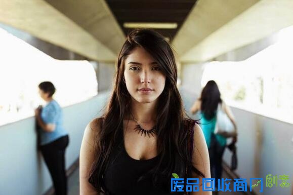 台媒:罗马尼亚女摄影师环游世界 绘世界美女地图}