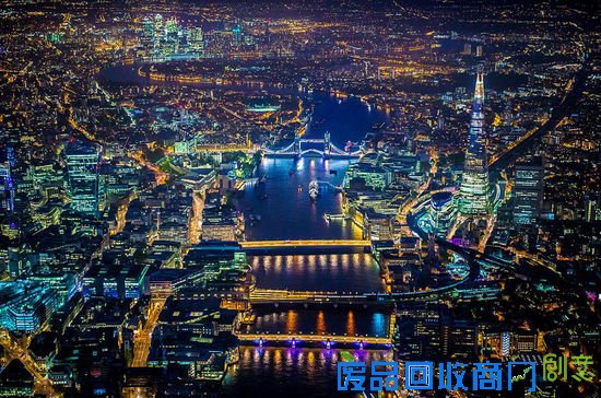 美摄影师两千米高空俯拍大都市绚丽夜景(高清组图)
