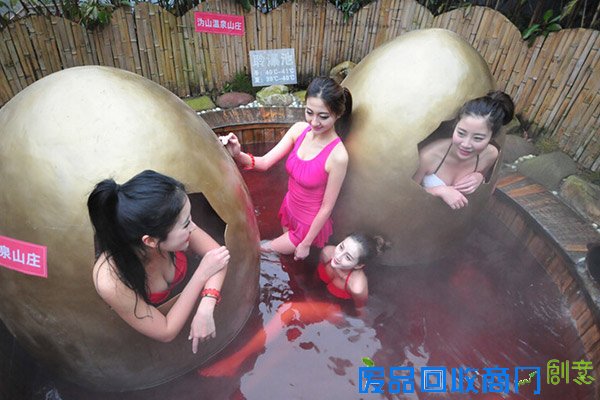 长沙比基尼美女温泉玩“金蛋”迎新年