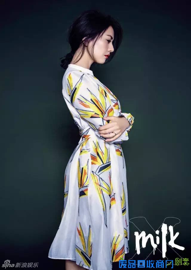 组图：高圆圆衣着艳丽妆容精致 甜笑迷人可爱