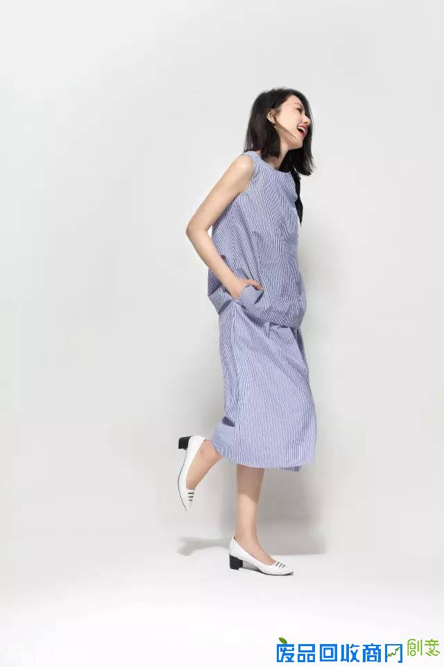 组图：高圆圆衣着艳丽妆容精致 甜笑迷人可爱