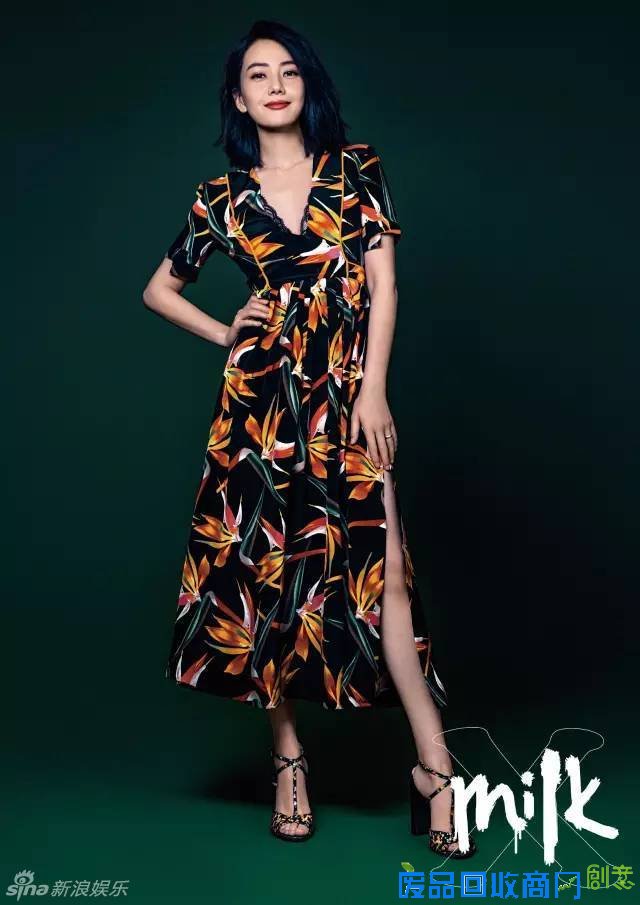 组图：高圆圆衣着艳丽妆容精致 甜笑迷人可爱