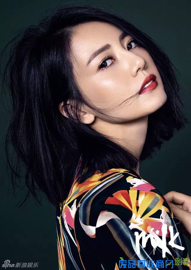 组图：高圆圆衣着艳丽妆容精致 甜笑迷人可爱