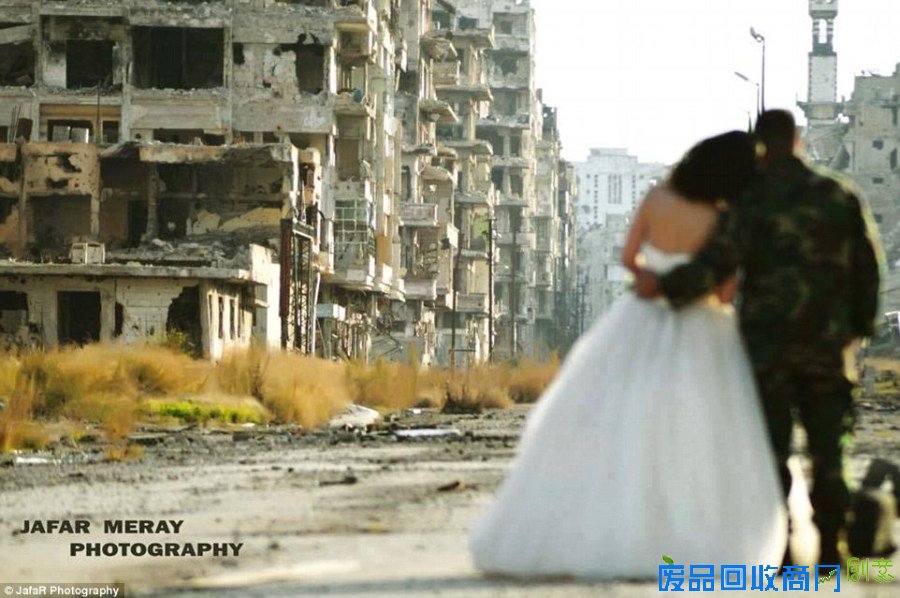 叙利亚新婚夫妻在战争废墟中拍婚纱照