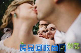 国际摄影协会盘点史上最搞笑婚纱照